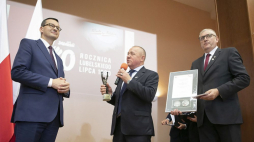 Premier Mateusz Morawiecki (L), zastępca przewodniczącego zarządu regionu NSZZ „Solidarność” Marek Wątorski (P) i szef lubelskiej „S” Marian Król (C) podczas uroczystej gali z okazji 40. rocznicy Lubelskiego Lipca 1980. Fot. PAP/J. Szydłowski