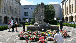 Uroczystości przed pomnikiem Martyrologii Profesorów Lwowskich przy pl. Grunwaldzkim. Wrocław, 04.07.2020. Fot. PAP/M. Kulczyński