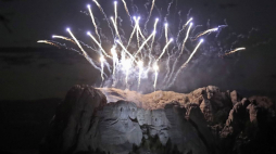 Pokaz fajerwerków nad wykutym w skale pomnikiem na Mount Rushmore podczas wizyty prezydenta USA Donalda Trumpa. Fot. PAP/EPA