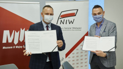 Dyrektor Narodowego Instytutu Wolności – Centrum Rozwoju Społeczeństwa Obywatelskiego Wojciech Kaczmarczyk (P) oraz dyrektor Muzeum II Wojny Światowej w Gdańsku Karol Nawrocki (L) podczas podpisania umowy partnerskiej o współpracy w ramach programu Karty Wolontariusza Korpusu Solidarności. Fot. PAP/A. Warżawa