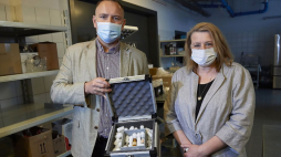 Dyrektor muzeum Karol Nawrocki (L) prezentuje przekazaną do placówki pamiątkę z okresu II wojny światowej - cyjanek potasu w pracowni konserwacji zabytków Muzeum II Wojny Światowej w Gdańsku. Eksponat przekazała spokrewniona z ofiarodawczynią Magdalena Merta (P). Fot. PAP/A. Warżawa