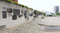 Gdańsk, 29.06.2020. Tablice na murze na gdańskim placu Solidarności dedykowane osobom uhonorowanym przez NSZZ "Solidarność". Fot. PAP/M. Gadomski