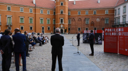 Warszawa, 29.07.2020. Prezes IPN Jarosław Szarek (2P) podczas otwarcia wystawy IPN "Pokolenia wolności" na dziedzińcu Zamku Królewskiego w Warszawie. Fot. M. Marek