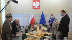 Wiceminister sprawiedliwości Michał Wójcik (P) i uczestnicy Powstania Warszawskiego Krystyna Marcinkiewicz (2P), Józef Polak (L) i Adam Racki (2L) podczas spotkania w siedzibie resortu sprawiedliwości. Warszawa, 31.07.2020. Fot. PAP/R. Pietruszka