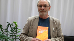 Autor przewodnika po Wilnie sprzed stu lat Waldemar Wołkanowski podczas prezentacji. Fot. PAP/V. Doveiko