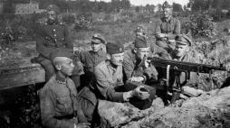 Polscy żołnierze podczas walk z Armią Czerwoną w rejonie Radzymina w 1920 r. Fot. PAP/CAF