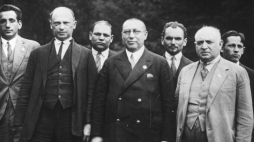   Olimpiada szachowa o Puchar Hamiltona-Russela w Hamburgu: Polska drużyna: od lewej Paulin Frydman, Akiba Rubinstein (trzeci),Ksawery Tartakower, Kazimierz Makarczyk, Dawid Przepiórka, Marian Wróbel. Fot. NAC