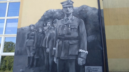 Mural upamiętniający gen. Władysława Sikorskiego w Hyżnem. Fot. Piotr Szopa. Źródło: rzeszowski oddział Instytutu Pamięci Narodowej