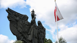 Pomnik ks. Ignacego Skorupki w Ossowie. Fot. PAP/R. Guz