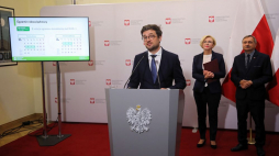 Sekretarz stanu w Ministerstwie Edukacji Narodowej Marzena Machałek (C), podsekretarz stanu w MEN Maciej Kopeć (P) oraz dyrektor Centralnej Komisji Egzaminacyjne Marcin Smolik (L) podczas konferencji prasowej w Warszawie podsumowującej wyniki tegorocznego egzaminu ósmoklasisty. Fot. PAP/W. Olkuśnik