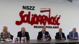 Konferencja prasowa w Białymstoku dotycząca 40. rocznicy powstania NSZZ „Solidarność”. Fot. A.P. Źródło: IPN oddział w Białymstoku