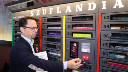 Łódź, 16.07.2020. Dyrektor Biblioteki Miejskiej w Łodzi Paweł Braun podczas szkolenia z obsługi Szuflandii, czyli książkomatu. PAP/R. Zawistowski