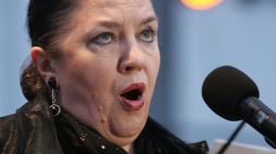 Kraków, 18.05.2008. Elżbieta Towarnicka śpiewa "Tryptyk Rzymski" na scenie przed Sanktuarium Bożego Miłosierdzia w Krakowie - Łagiewnikach z okazji 88. urodzin Jana Pawła II.  PAP/J. Bednarczyk