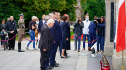 Przewodniczący Rady do Spraw Kombatantów i Osób Represjonowanych przy Urzędzie do Spraw Kombatantów i Osób Represjonowanych Bogusław Nizieński (C), poseł PiS Antoni Macierewicz (C-2P), szef Urzędu ds. Kombatantów i Osób Represjonowanych Jan Józef Kasprzyk (C-3P), sekretarz stanu w Kancelarii Prezydenta RP Adam Kwiatkowski (C-4P) podczas uroczystości na placu Józefa Piłsudskiego w Warszawie. Fot. PAP/M. Marek