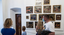 Gabinet włoski z obrazami rodu Lanckorońskich we wnętrzach prywatnych Apartamentów Królewskich na Wawelu w Krakowie. Fot. PAP/Ł. Gągulski