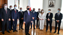 Prezydent Andrzej Duda (C) podczas uroczystości otwarcia Sali Rządu Obrony Narodowej Wincentego Witosa w Belwederze w Warszawie. Fot. PAP/A. Lange