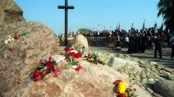 Warszawa, 26.09.1993. Uroczystość odsłonięcia Pomnika Męczenników Terroru Komunistycznego 1944–1956. Pomnik wg projektu Macieja Szańkowskiego postawiono u podnóża kościoła pw. św. Katarzyny w dzielnicy Ursynów. Fot. PAP/T. Walczak 