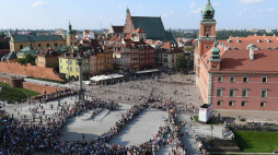Mieszkańcy Warszawy tworzą „żywy znak” Polski Walczącej na placu Zamkowym w ramach obchodów 74. rocznicy wybuchu Powstania Warszawskiego. 01.08.2018. Fot. PAP/M. Kmieciński