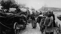 Rolnicy podczas ucieczki. Rosja, listopad 1915 r. Fot. Bundesarchiv. Źródło: Wikimedia Commons