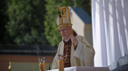 Przewodniczący Episkopatu Polski abp Stanisław Gądecki podczas mszy św. na terenie kaplicy przy cmentarzu bohaterów 1920 r. w Ossowie. Fot. PAP/M. Obara