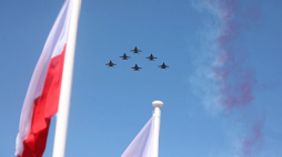 Polskie i amerykańskie myśliwce F-16 oraz samoloty Iskra oddają hołd bohaterom Bitwy Warszawskiej. Warszawa, 15.08.2020. Fot. PAP/T. Gzell