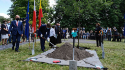 Prezydent Warszawy Rafał Trzaskowski (2L), wojewoda mazowiecki Konstanty Radziwiłł (L) oraz uczestniczka Powstania Warszawskiego, przewodnicząca Społecznego Komitetu ds. Cmentarza Powstańców Warszawy Wanda Traczyk-Stawska (3L) podczas uroczystości posadzenia drzewa pamięci powstańców, cywilów i wszystkich poległych w Powstaniu Warszawskim oraz złożenia aktu erekcyjnego budowy Izby Pamięci. Warszawa, 01.08.2020. Fot. PAP/M. Marek