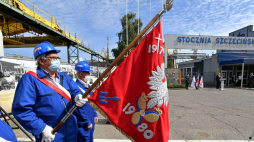 Uroczystości przed bramą Stoczni Szczecińskiej w ramach obchodów 40. rocznicy podpisania Porozumień Sierpniowych. 30.08.2020. Fot. PAP/M. Bielecki