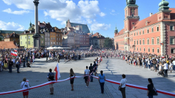 Mieszkańcy stolicy podczas 7. edycji Żywego Znaku dla Powstania Warszawskiego wspólnie stworzyli w Warszawie znak kotwicy, by uczcić pamięć i heroiczną walkę o niepodległość warszawskich powstańców. 01.08.2020. Fot. PAP/R. Pietruszka