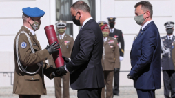 Warszawa, 14.08.2020. Prezydent RP Andrzej Duda (C), minister obrony narodowej Mariusz Błaszczak (P) i awansowany na stopień generała brygady dowódca 7. Brygady Obrony Wybrzeża płk Rafał Ostrowski (L) podczas uroczystości wręczenia nominacji generalskich w ramach obchodów Święta Wojska Polskiego w Setną Rocznicę Bitwy Warszawskiej na dziedzińcu Pałacu Prezydenckiego w Warszawie. Fot. PAP/P. Supernak