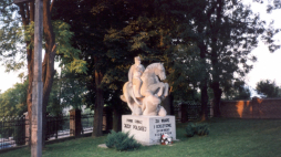 Komarów-Osada – pomnik upamiętniający bitwę pod Komarowem 31 sierpnia 1920 r; przed kościołem parafii pw. Św. Trójcy. Źródło: Wikipedia Commons