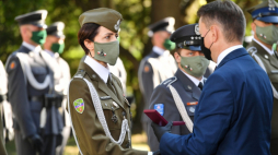 Warszawa, 13.08.2020. Minister obrony narodowej Mariusz Błaszczak (P) i odznaczona Srebrnym Medalem Za Zasługi dla Obronności Kraju mjr Anna Pilarska (L) podczas uroczystości wręczenia wyróżnień i odznaczeń resortowych w siedzibie MON z okazji Święta Wojska Polskiego, w ramach obchodów 100. rocznicy Bitwy Warszawskiej i Święta Wojska Polskiego. Fot. PAP/P. Nowak