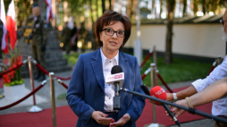 Ossów, 15.08.2020. Marszałek Sejmu Elżbieta Witek w drodze na uroczystą mszę św. na terenie kaplicy przy cmentarzu bohaterów 1920 r., 15 bm. w Ossowie (woj. mazowieckie). Trwają obchody święta Wojska Polskiego. Fot. PAP/M. Obara