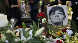 Kraków, 26.08.2020. Uroczystości pogrzebowe piosenkarki Ewy Demarczyk, 26 bm. w Krakowie. Zmarła 14 sierpnia artystka zostanie pochowana na Cmentarzu Rakowickim w Alei Zasłużonych, niedaleko przyjaciół z "Piwnicy Pod Baranami": Marka Grechuty, Piotra Skrzyneckiego i Mieczysława Święcickiego. Fot. PAP/Ł. Gągulski