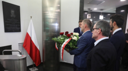 Warszawa, 13.08.2020. Uroczyste odsłonięcie tablicy poświęconej działaczowi opozycji antykomunistycznej, historykowi i prezesowi Instytutu Pamięci Narodowej w latach 2005-2010 Januszowi Kurtyce, 13 bm. w nowej siedzibie Centrali IPN przy ulicy Postępu w Warszawie. Fot. PAP/T. Gzell
