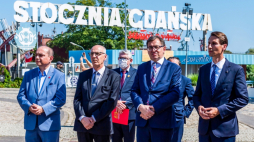 Gdańsk, 14.08.2020. Prezes IPN Jarosław Szarek (2P), dyrektor Europejskiego Centrum Solidarności w Gdańsku Basil Kerski (L), jeden z sygnatariuszy Porozumień Sierpniowych Andrzej Kołodziej (2L), poseł PiS Kacper Płażyński (P) i zastępca prezydenta Gdańska ds. polityki społecznej Piotr Kowalczuk (C) podczas otwarcia wystawy "Tu rodziła się Solidarność" na pl. Solidarności w Gdańsku. Fot. PAP/M. Gadomski