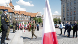 Katowice, 17.08.2020. Wojewoda śląski Jarosław Wieczorek (2P) podczas uroczystości przy pomniku Wojciecha Korfantego w Katowicach, 17 bm. Trwają obchody 100. rocznicy wybuchu II powstania śląskiego. Fot. PAP/A. Grygiel