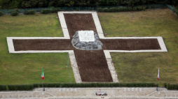 Monte Cassino, Włochy, 15.05.2014. Polski Cmentarz Wojenny na Monte Cassino, na którym spoczywają żołnierze 2. Korpusu. Fot. PAP/L. Szymański