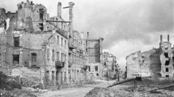 Warszawa, 1946-10. Zrujnowane kamienice w rejonie Muranowa i Nowego Miasta, w pobliżu ulic Bonifraterskiej i Konwiktorskiej. Fot. PAP/S. Dąbrowiecki 