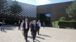 Sulejówek, 11.08.2020. Wicepremier, minister kultury Piotr Gliński (P) i dyrektor placówki Robert Supeł (L) na terenie Muzeum Józefa Piłsudskiego w Sulejówku, 11 bm. Uroczyste otwarcie nowego budynku muzeum zaplanowano na 14 bm. Fot. PAP/T. Gzell