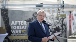 Warszawa, 13.08.2020. Wicepremier, minister kultury i dziedzictwa narodowego Piotr Gliński podczas otwarcia wystawy „Po wielkiej wojnie” na placu Piłsudskiego w Warszawie, w ramach obchodów 100. rocznicy Bitwy Warszawskiej i Święta Wojska Polskiego. Fot. PAP/M. Obara