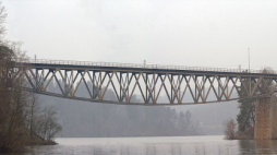 Most kolejowy nad Zalewem Pilchowickim. Źródło: Wikimedia Commons