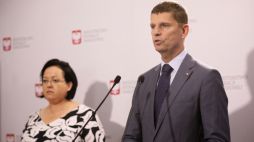 Warszawa, 12.08.2020. Minister edukacji narodowej Dariusz Piontkowski (P) i zastępca głównego inspektora sanitarnego Izabela Kucharska (L) podczas konferencji prasowej w MEN w Warszawie, 12 bm. Tematem konferencji były zasady bezpieczeństwa przed powrotem dzieci do szkół i placówek oświatowych. Fot. PAP/L. Szymański