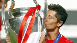 23 08 2020, Lizbona, Portugalia. Robert Lewandowski z Pucharem Ligi Mistrzów UEFA po zwycięskim finale Paris Saint-Germain–Bayern Monachium. Fot. PAP/EPA