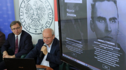 Warszawa, 26.08.2020. Prezes IPN Jarosław Szarek (L) i Andrzej Krajewski (P) z „Gościa Niedzielnego” podczas konferencji prasowej, na której zaprezentowane zostały nieznane dokumenty sowieckie oraz nowy portal „Twarze Solidarności”, z okazji 40. rocznicy powstania „Solidarności”, w Centrum Edukacyjnym im. Janusza Kurtyki w Warszawie. Fot. PAP/P. Supernak