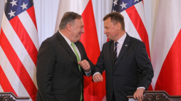 Warszawa, 15.08.2020. Wizyta sekretarza stanu USA. Sekretarz stanu USA Mike Pompeo (L) i minister obrony narodowej Mariusz Błaszczak (P) podczas podpisania porozumienia o współpracy obronnej w Pałacu Prezydenckim w Warszawie, 15 bm. Pompeo jest w trasie po Europie Środkowo-Wschodniej, aby omówić przegrupowanie amerykańskich żołnierzy w Europie. Fot. PAP/P. Supernak