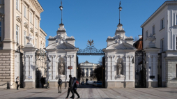 Warszawa, 07.02.2020. Brama Uniwersytetu Warszawskiego na Krakowskim Przedmieściu. Fot. PAP/Kalbar