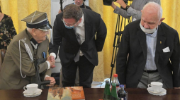 Uczestnicy Powstania Warszawskiego Józef Polak (L) i Adam Racki (P) oraz wiceminister sprawiedliwości Michał Wójcik (C) podczas spotkania w siedzibie resortu sprawiedliwości w Warszawie. 31.07.2020. Fot. PAP/R. Pietruszka