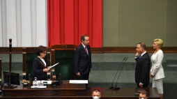 Prezydent Andrzej Duda (2P), pierwsza dama Agata Kornhauser-Duda (P), marszałek Sejmu Elżbieta Witek (L) oraz marszałek Senatu Tomasz Grodzki (C) podczas uroczystości zaprzysiężenia Prezydenta RP przed Zgromadzeniem Narodowym. Fot. PAP/R. Pietruszka