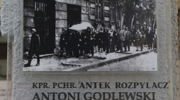 Tablica pamiątkowa w miejscu śmierci kpr. pchr. Antoniego Godlewskiego „Antka Rozpylacza” na ścianie kamienicy na ul. Brackiej w Warszawie. 2014 r. Fot. PAP/R. Pietruszka