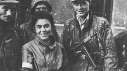 Powstanie Warszawskie: kompania „Maciek” batalionu „Zośka” po przejściu kanałami do Śródmieścia 02.09.1944. Zofia Dąbrowska „Zośka” poległa 06.09.1944 na Czerniakowie. Źródło: Wikimedia Commons